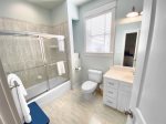 Guest bathroom with Tub/shower combo